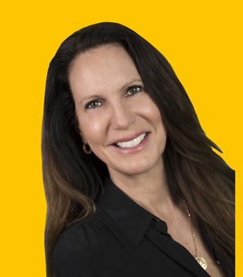 Portrait of Sandra Yelovich, Broker/Agent.